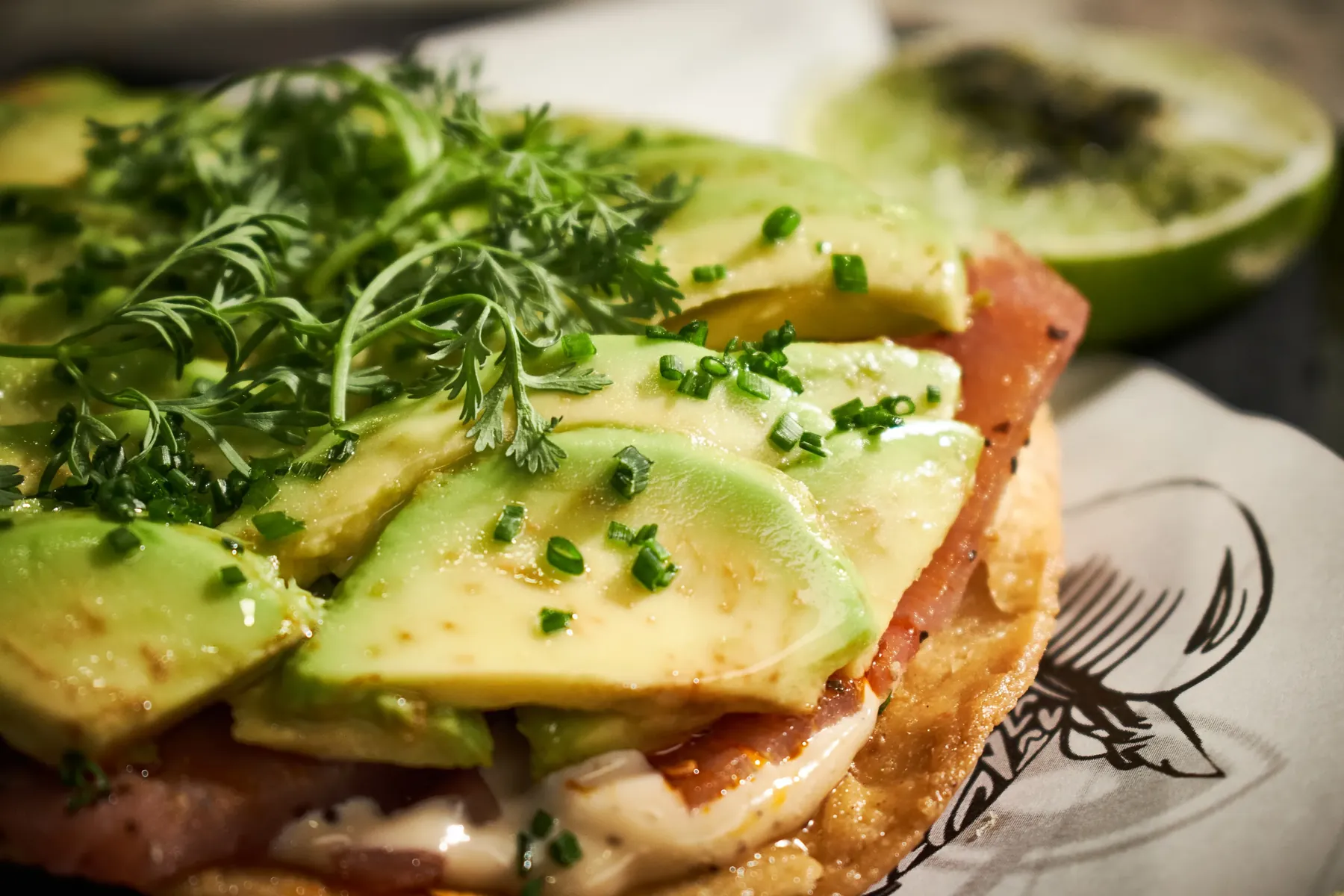 Tostada con aguacate, cilantro y cebollín