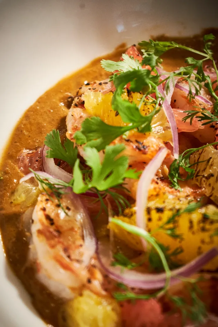 Plato con camarones, cítricos y cilantro