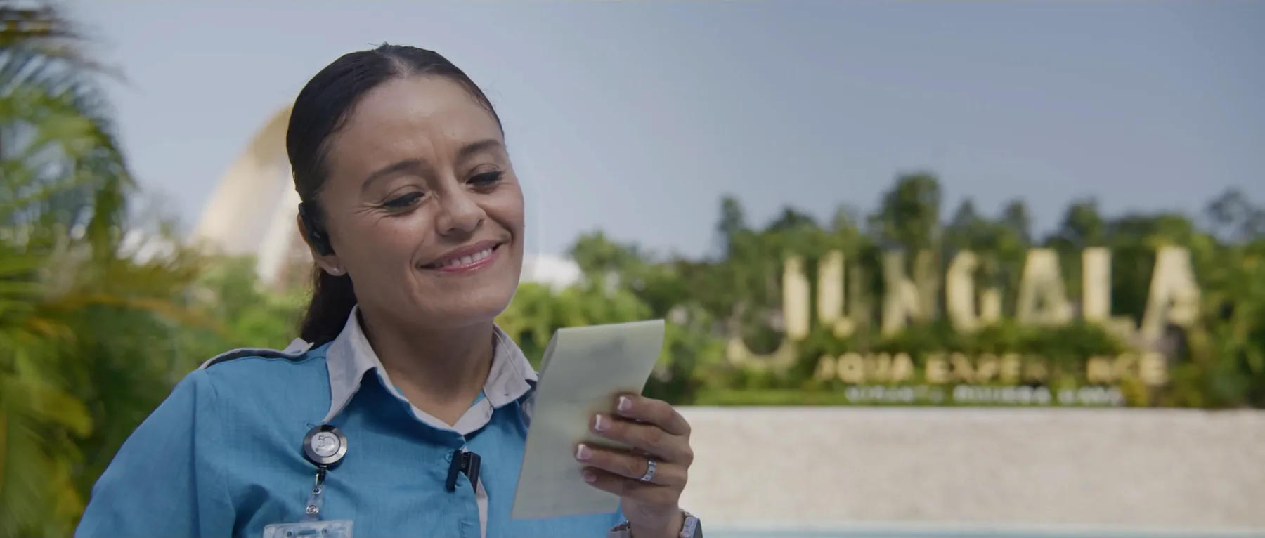 Colaboradora sonriendo frente al parque Jungala